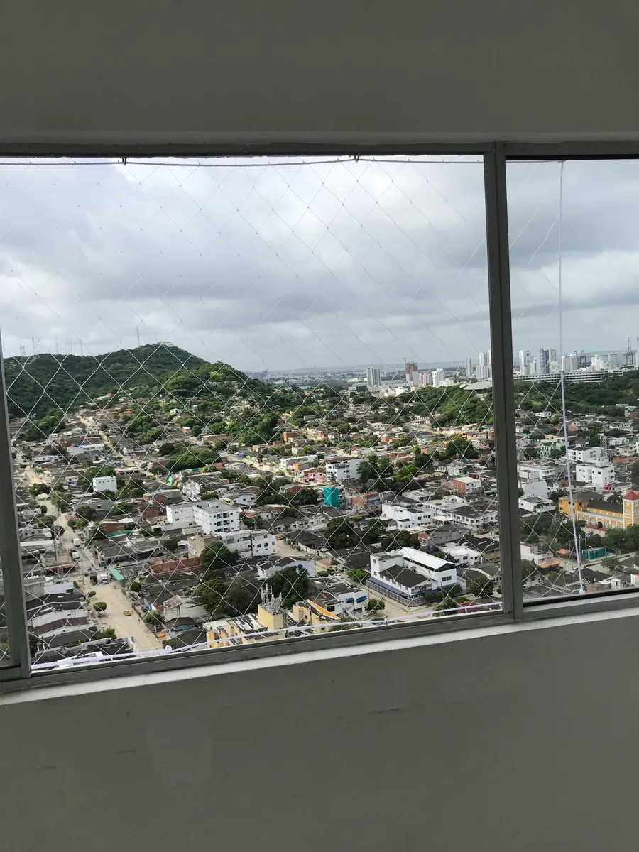 Vista desde piso alto con malla instalada