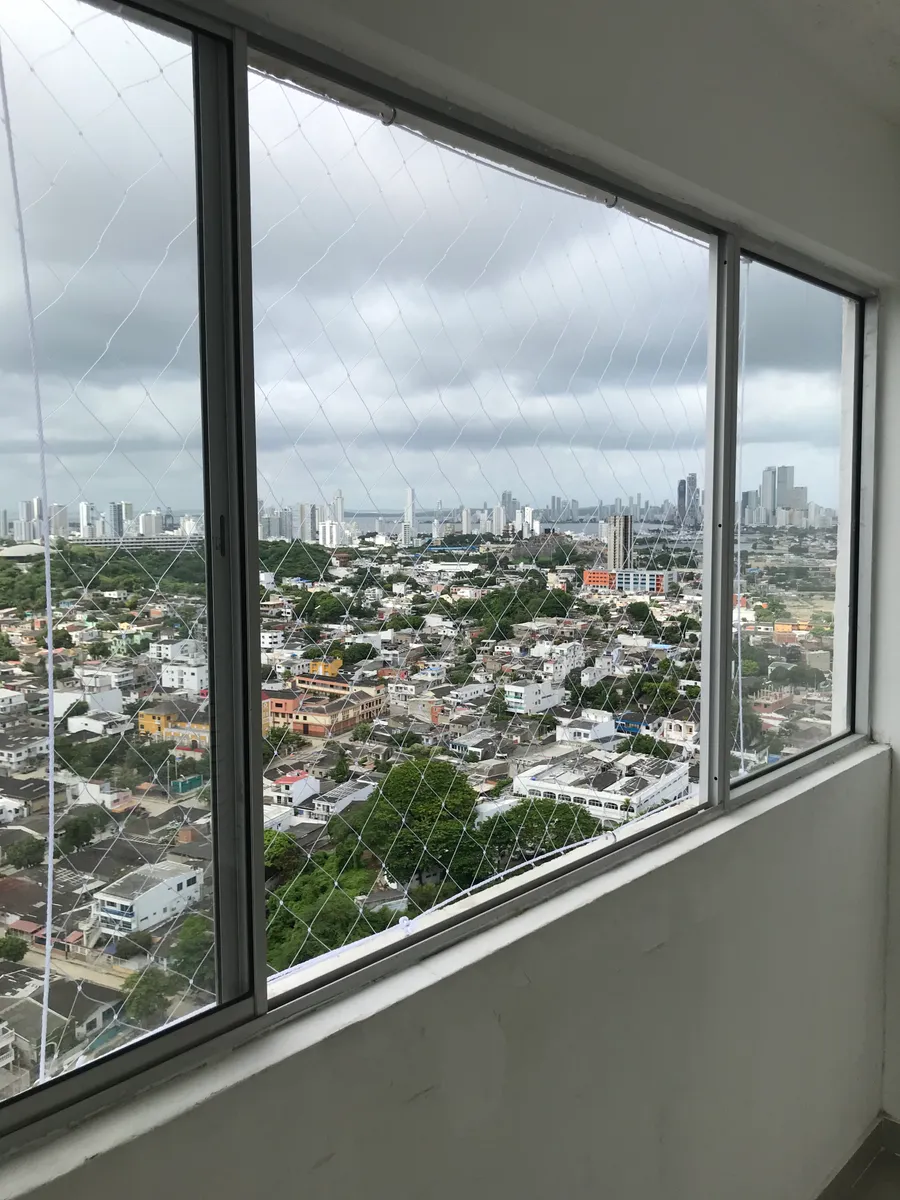 Malla con ganchos de seguridad en ventana alta